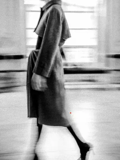 MODA POVERA V - Les vêtements de Renée © Ruediger Glatz Image noir et blanc de la performance d'Olivier Saillard "Moda Povera V © Ruediger Glatz